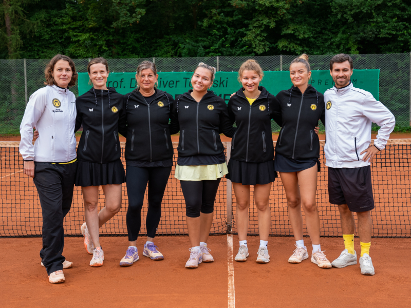 1. Damen mit Trainer Sebastian Kuppels